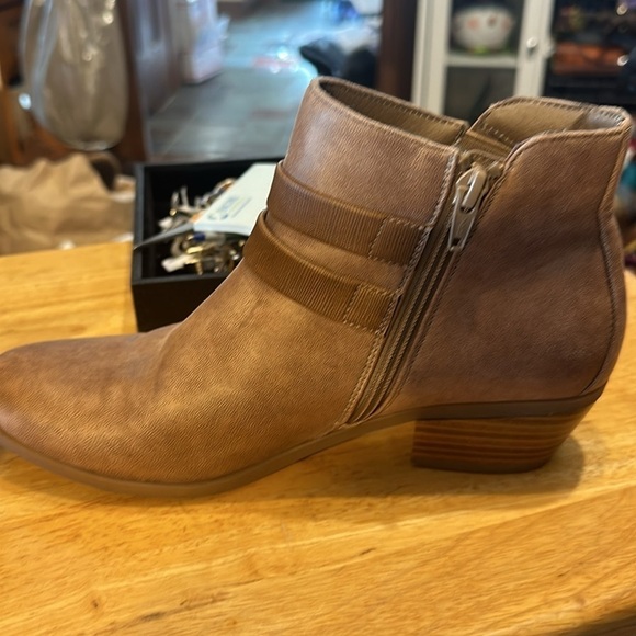 Relativity tan ankle boots an excellent used condition very lightly used. size 8 - Picture 5 of 8